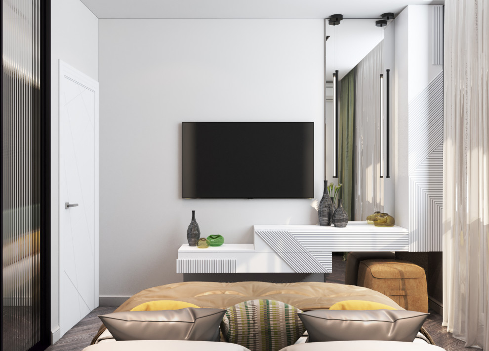 Пример оригинального дизайна: маленькая хозяйская спальня в белых тонах с отделкой деревом в современном стиле с белыми стенами, полом из винила, коричневым полом, панелями на стенах и телевизором для на участке и в саду