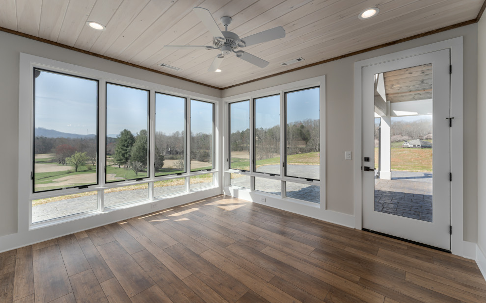 Idee per una piccola veranda country con pavimento in vinile, soffitto classico e pavimento marrone