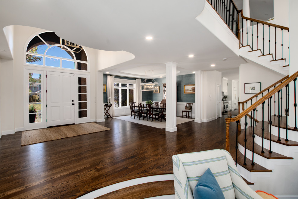 Example of a transitional entryway design in Denver