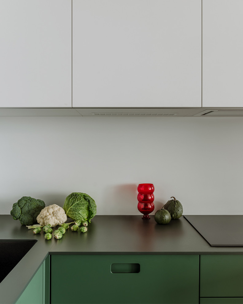 Семейная квартира с красными акцентами и видом на лес