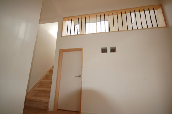 This is an example of a contemporary living room in Fukuoka with white walls and beige floor.