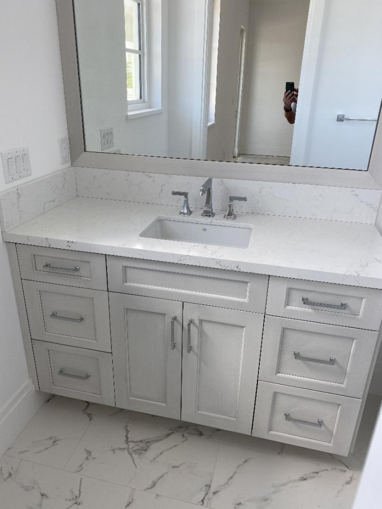 Example of a transitional home design design in Miami