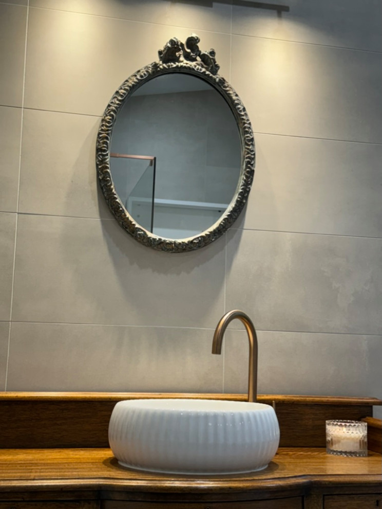 Стильный дизайн: большая главная ванная комната в современном стиле с отдельно стоящей ванной, душем без бортиков, унитазом-моноблоком, разноцветной плиткой, керамической плиткой, полом из керамической плитки, настольной раковиной, столешницей из дерева, серым полом, открытым душем, тумбой под одну раковину, напольной тумбой и сводчатым потолком - последний тренд
