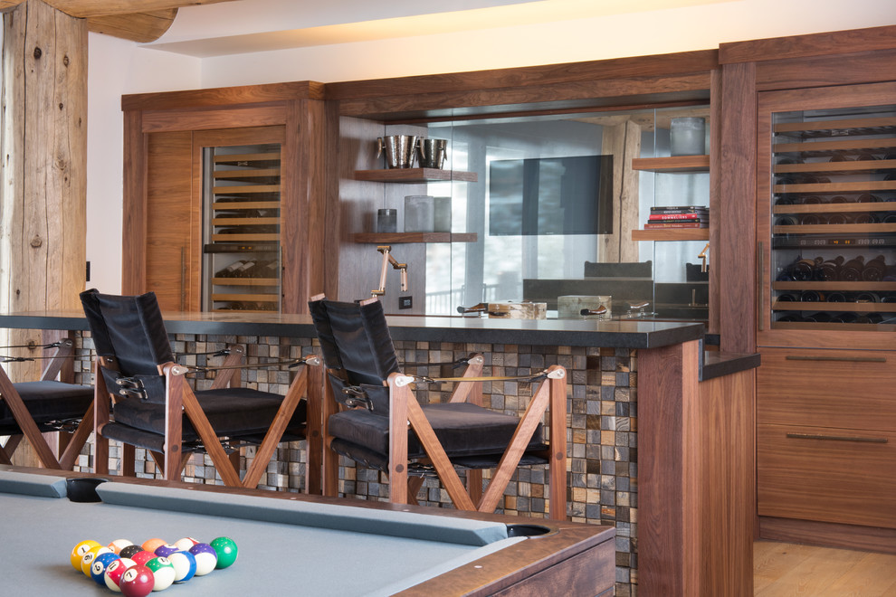 Vail Ski Haus - Inspiration for a rustic home bar remodel in Denver