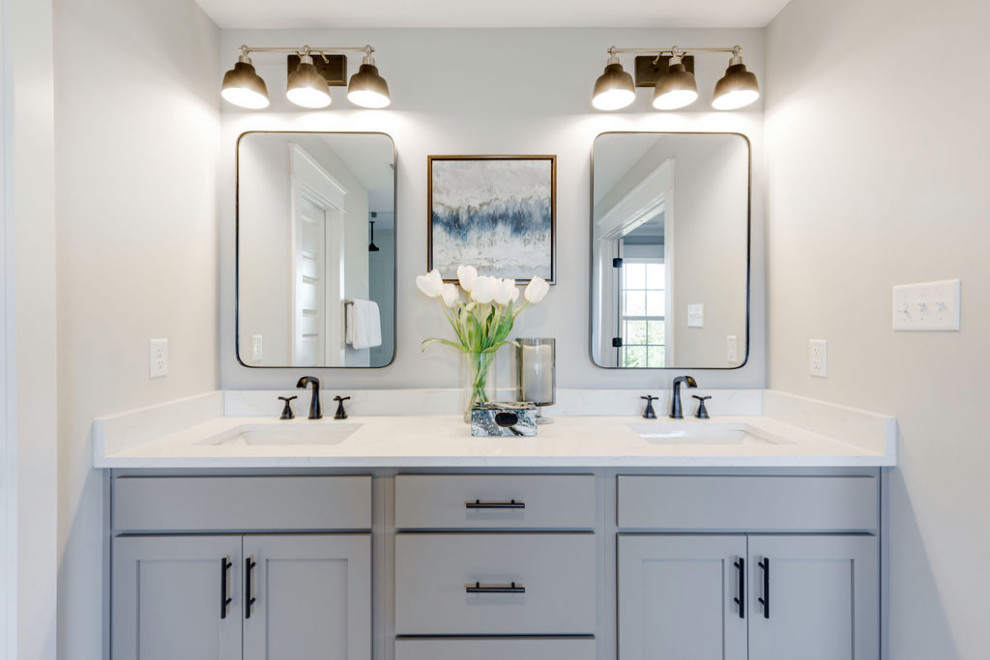 Exempel på ett mellanstort klassiskt vit vitt en-suite badrum, med luckor med infälld panel, vita skåp, ett fristående badkar, en dubbeldusch, en toalettstol med separat cisternkåpa, grå väggar, klinkergolv i keramik, ett integrerad handfat, bänkskiva i akrylsten, flerfärgat golv och dusch med gångjärnsdörr