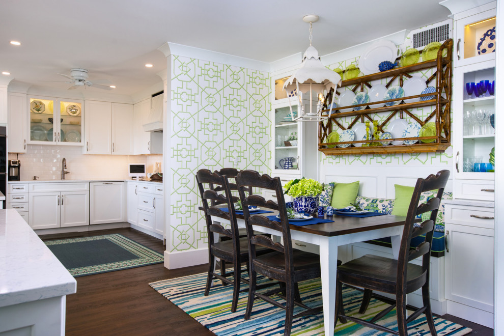 Esempio di una piccola sala da pranzo aperta verso la cucina stile marino con pareti verdi, pavimento in vinile, pavimento marrone e carta da parati