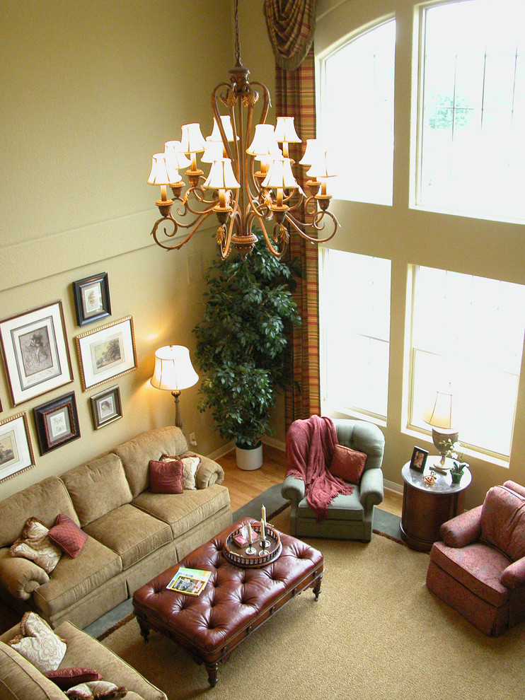 Photo of a traditional family room in Milwaukee.