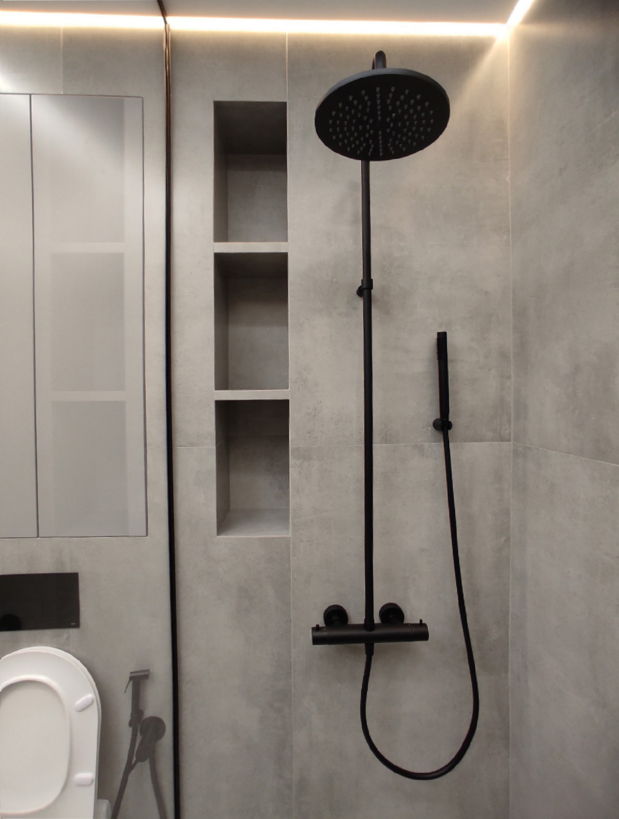 Бетон и металл в ванной комнате