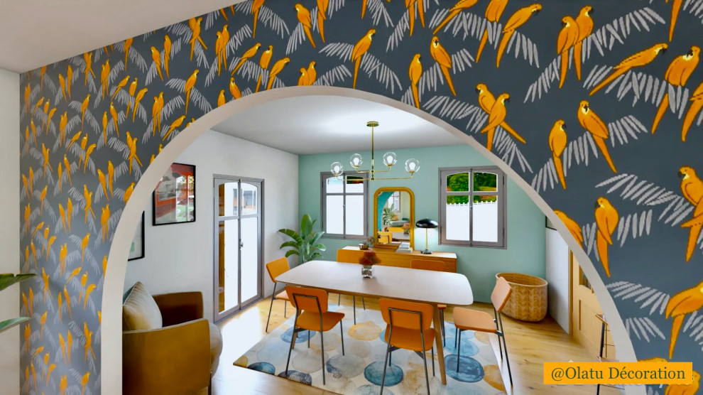 Aménagement d'une salle à manger ouverte sur le salon rétro de taille moyenne avec un mur multicolore, un sol en bois brun, du papier peint et éclairage.