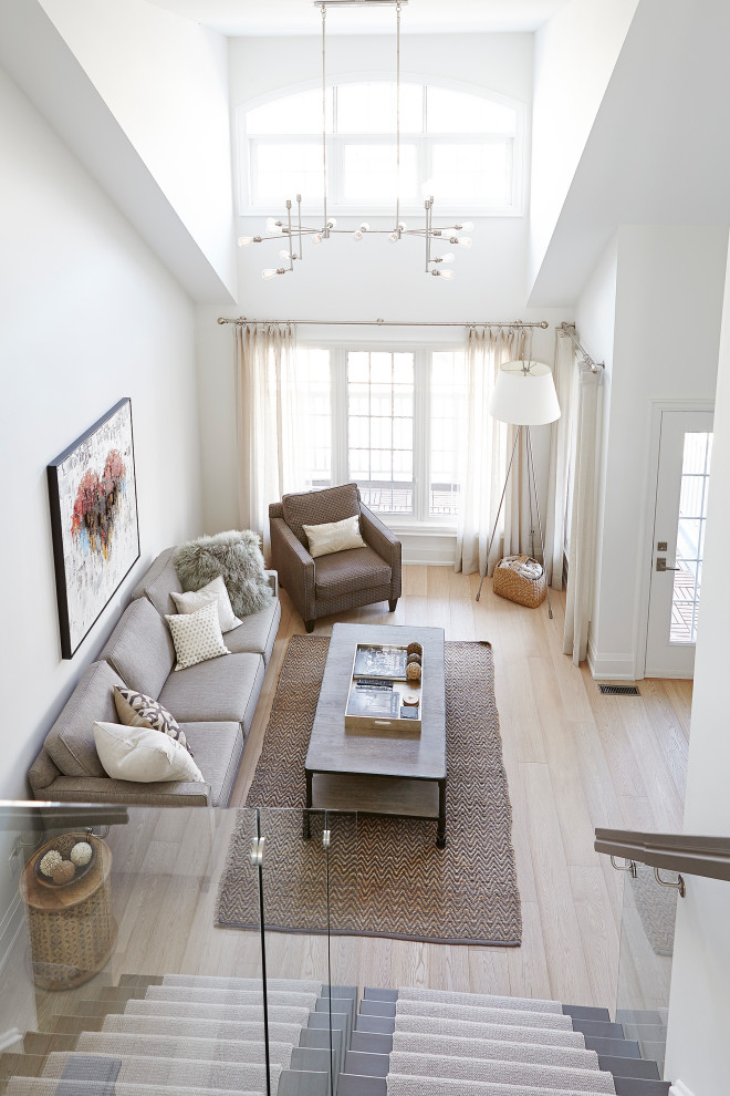 Imagen de sala de estar tipo loft rural de tamaño medio sin chimenea con paredes blancas, suelo de madera clara, pared multimedia y suelo blanco
