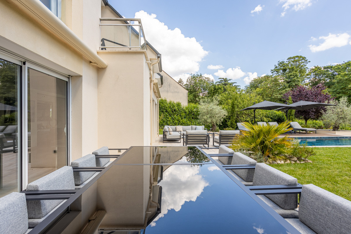 Création d'un grand jardin avec piscine