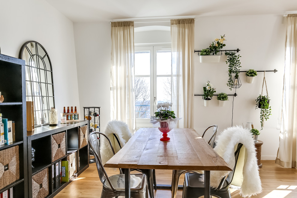 Design ideas for a mid-sized scandinavian dining room in Paris.