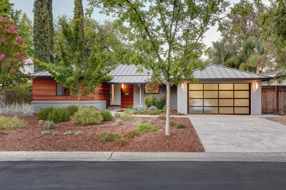 Design ideas for a mid-sized contemporary home design in Sacramento.