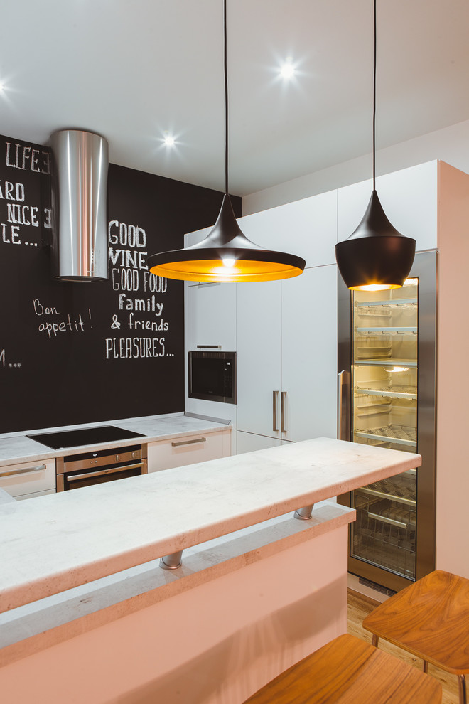 Кипельно белый и контрастный черный