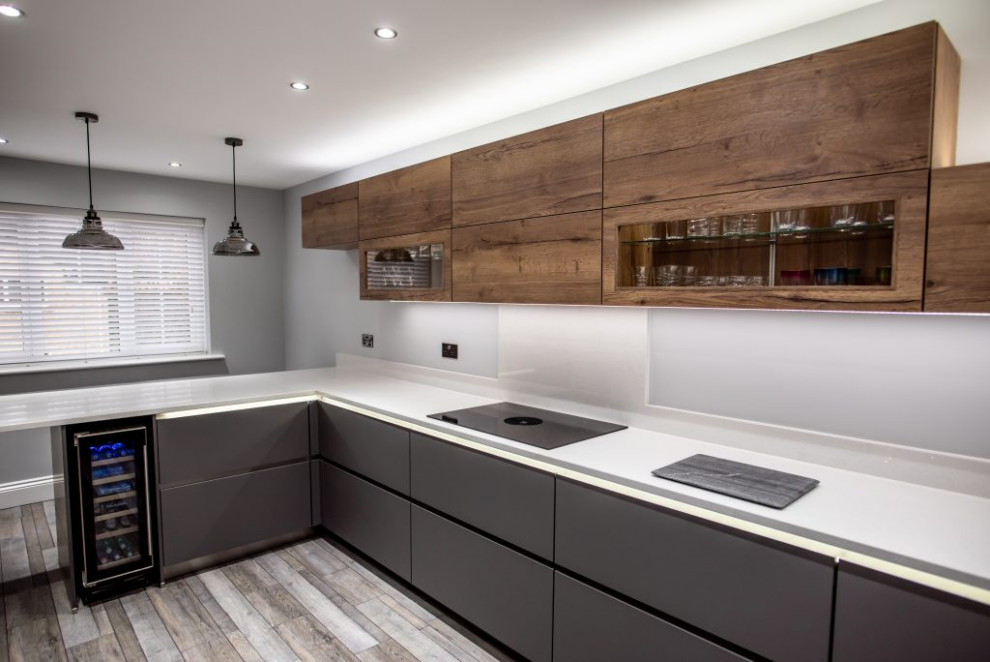 Foto di una piccola cucina parallela minimalista chiusa con ante nere, paraspruzzi giallo, nessuna isola, pavimento grigio e top bianco