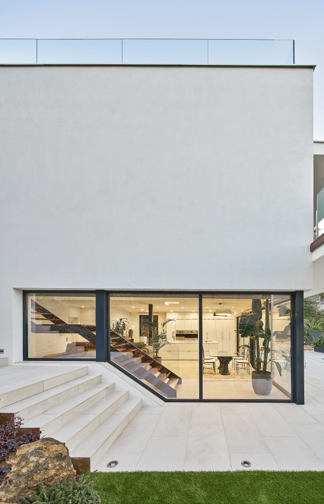 Idéer för ett stort modernt vitt hus, med tre eller fler plan, blandad fasad, platt tak och tak i mixade material