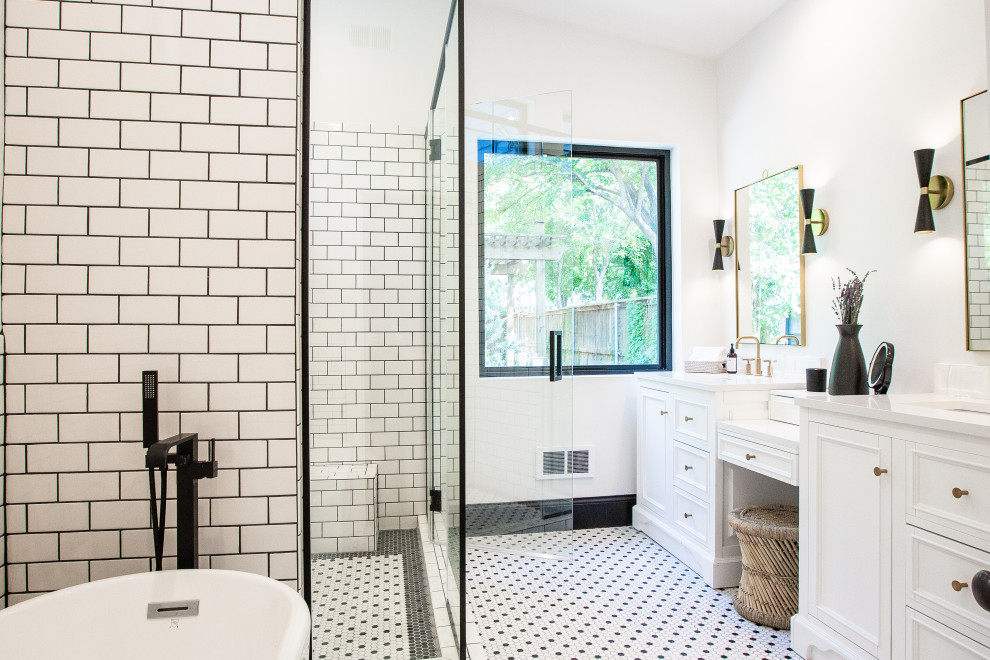 This is an example of a mid-sized contemporary bathroom in Dallas.