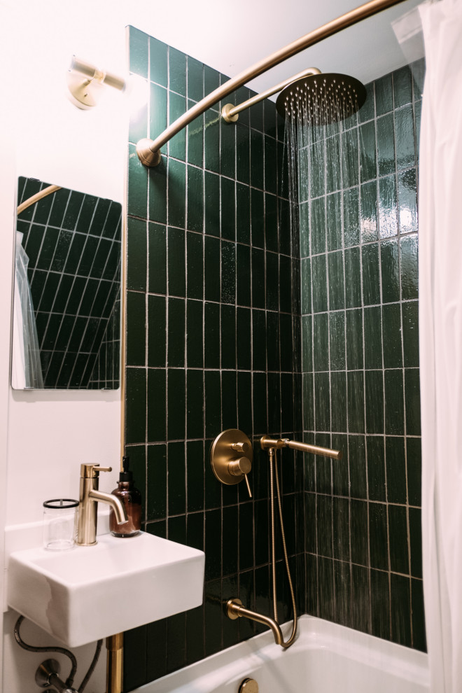 Пример оригинального дизайна: ванная комната в стиле кантри с угловым душем, зеленой плиткой, керамической плиткой и кирпичными стенами
