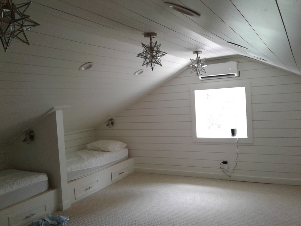 Idée de décoration pour une chambre d'enfant de 4 à 10 ans tradition en bois de taille moyenne avec un mur blanc, moquette, un sol beige et un plafond en lambris de bois.