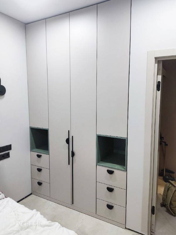 Встроенные распашные шкафы