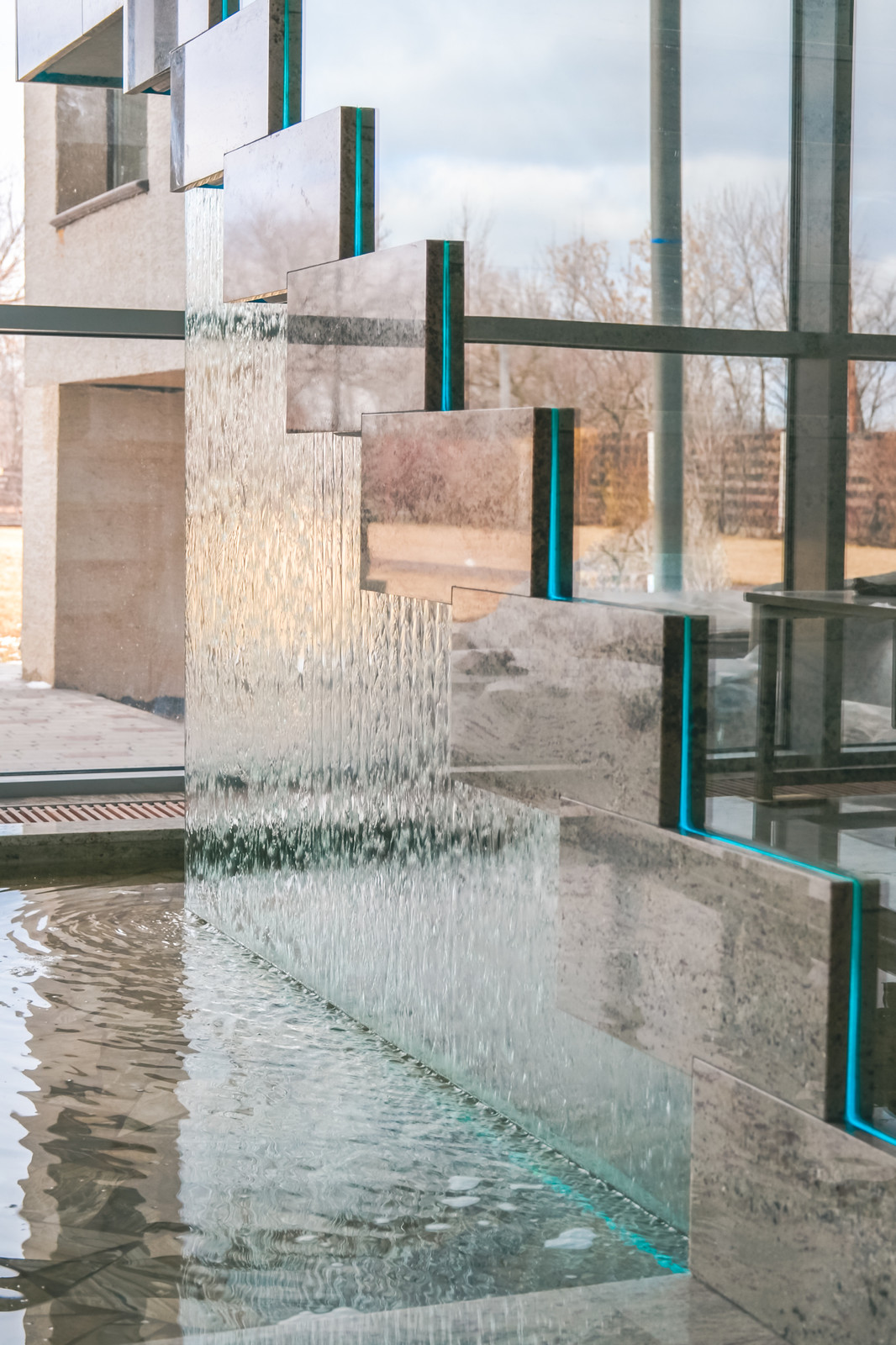 Загородный дом с лестницей-водопадом