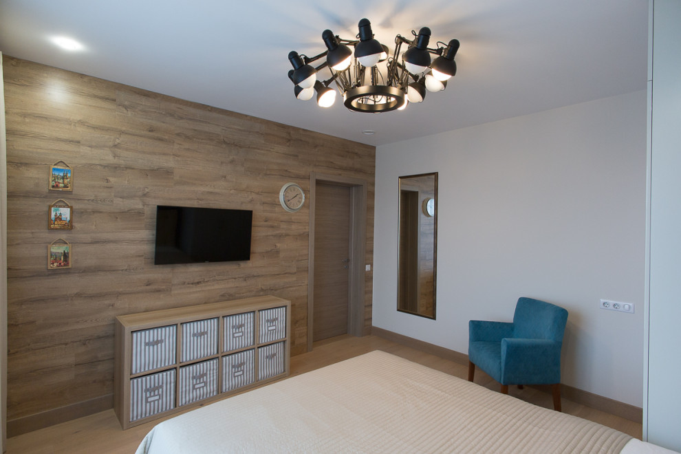 Ejemplo de dormitorio infantil de 4 a 10 años contemporáneo de tamaño medio con paredes beige, suelo de madera pintada, suelo beige y boiserie