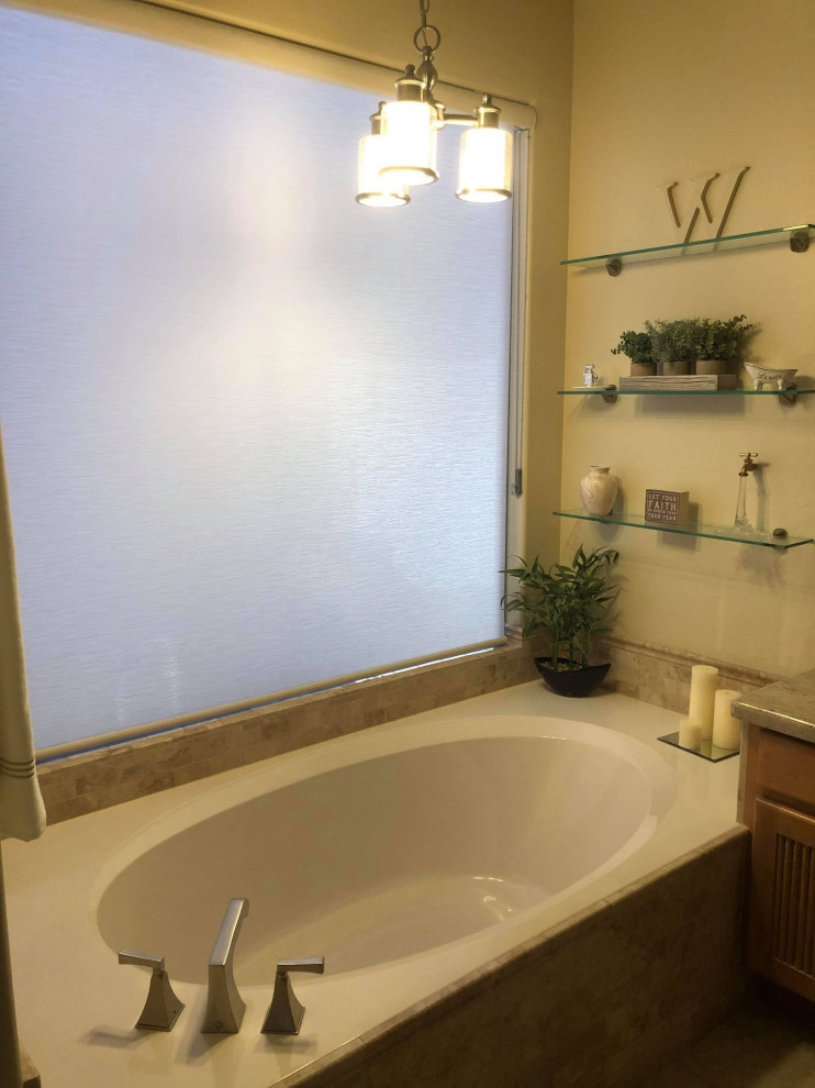 Inredning av ett amerikanskt stort grå grått en-suite badrum, med ett badkar i en alkov, beige kakel, perrakottakakel, beige väggar, klinkergolv i keramik, marmorbänkskiva och brunt golv