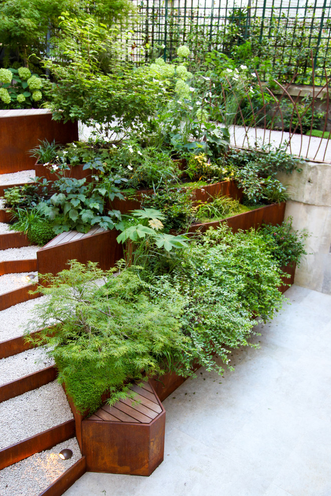 Design ideas for a contemporary garden in Paris.