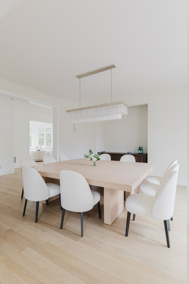 Modern Dining Room with Elegant Decor and Bright Natural Lighting