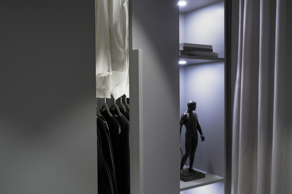 Kleiderschrankdetail mit offenem Regal mit integrierter Beleuchtung