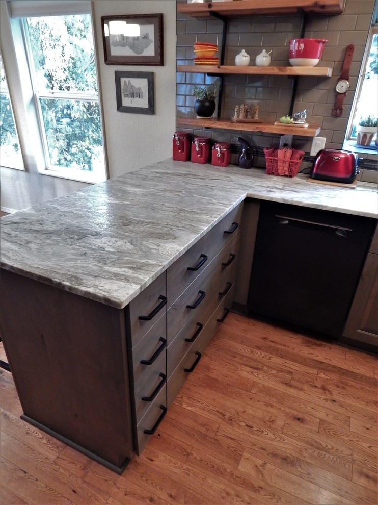 Example of a transitional home design design in Seattle