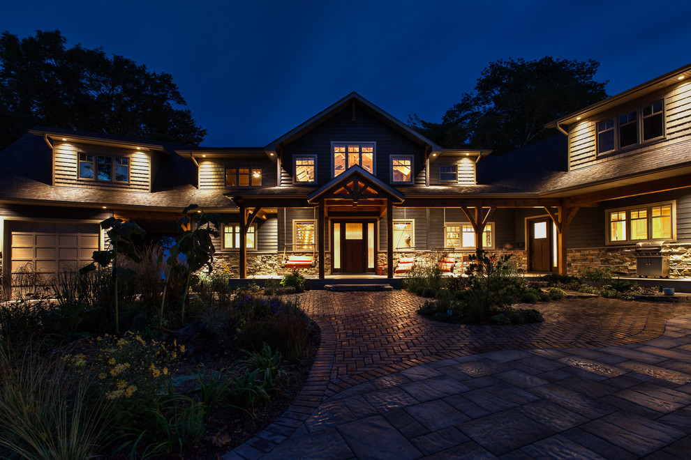 Example of a transitional home design design in Toronto