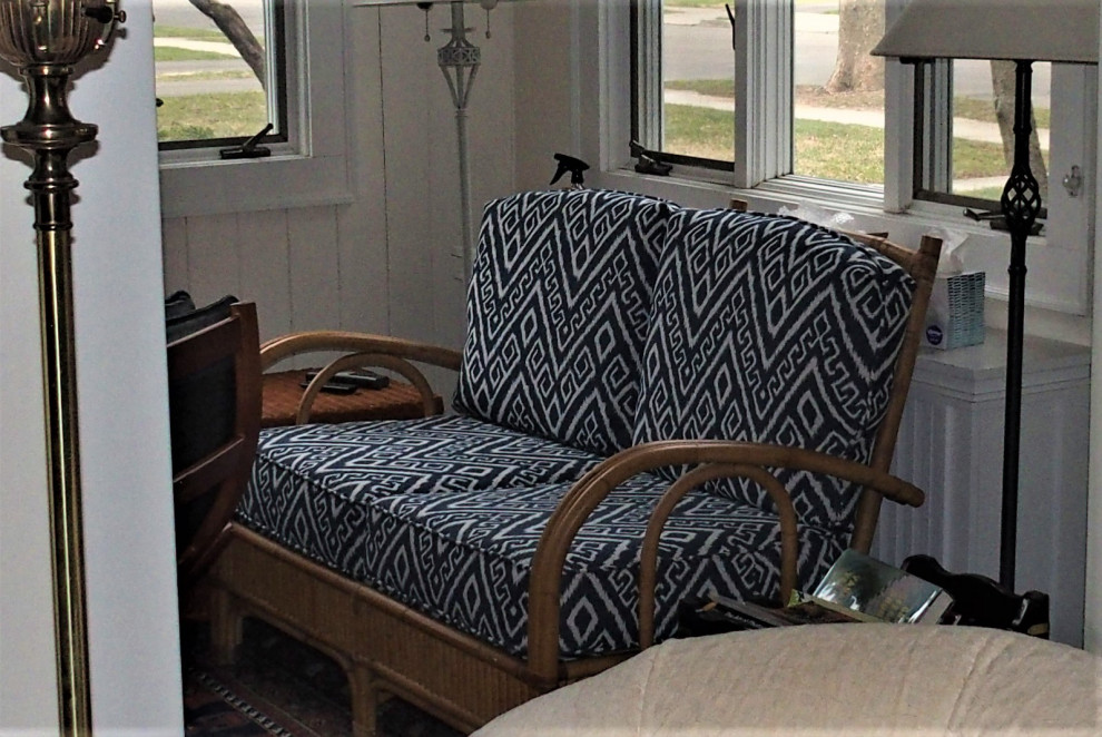 Cette image montre une petite salle de séjour bohème ouverte avec un mur blanc, un sol en bois brun, un téléviseur indépendant et un sol multicolore.