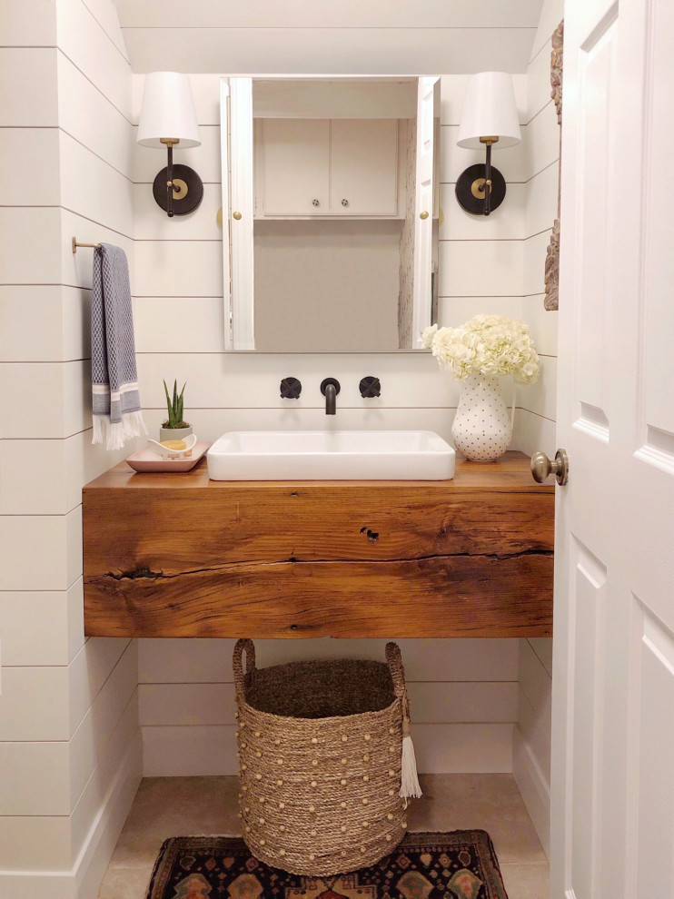 Kleine Landhaus Gästetoilette mit braunen Schränken, Waschtisch aus Holz, brauner Waschtischplatte und schwebendem Waschtisch in Orange County