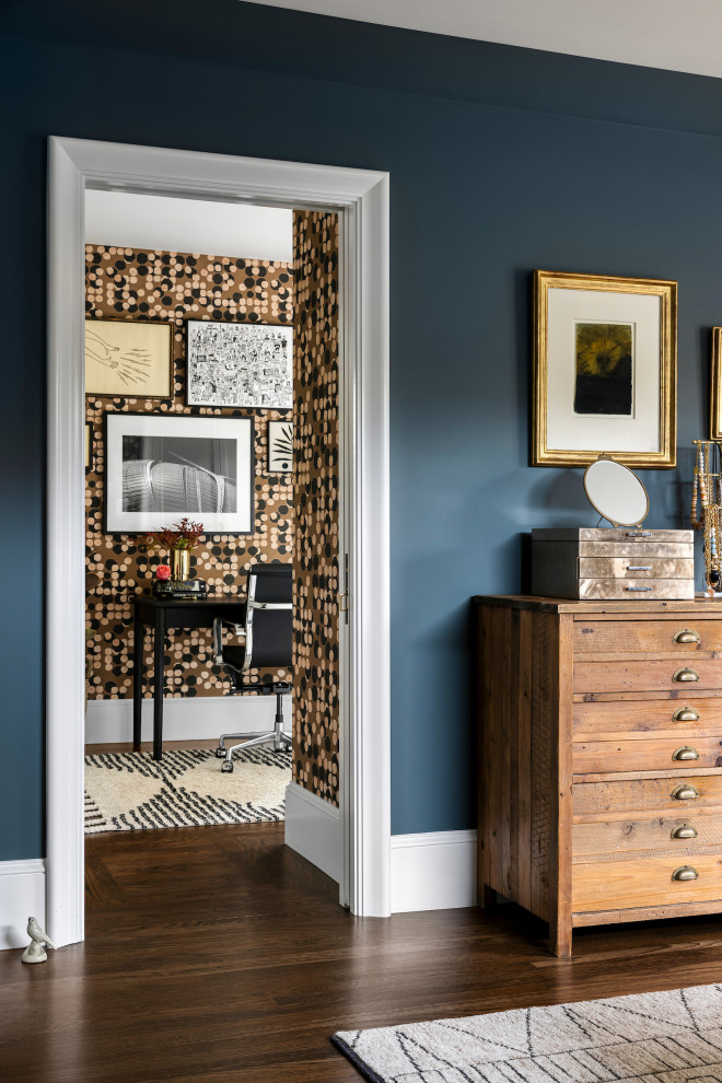 Cette photo montre une chambre éclectique de taille moyenne avec un mur bleu, un sol en bois brun et un sol marron.