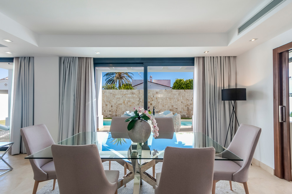 Foto de comedor minimalista grande con suelo de mármol y suelo beige