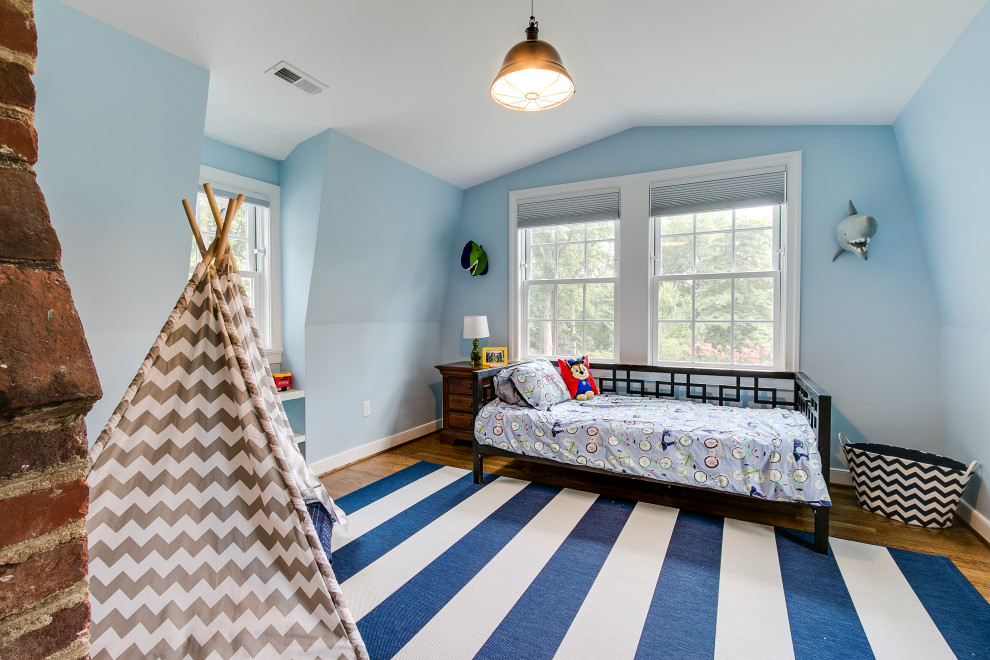 Inspiration för mellanstora moderna gästrum, med blå väggar och mellanmörkt trägolv