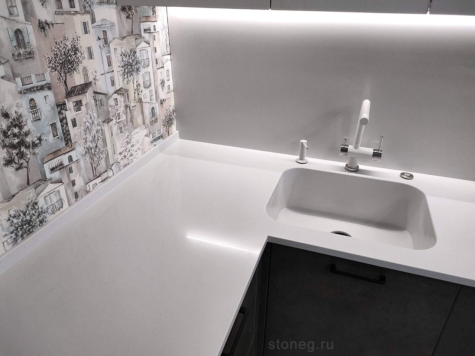 Серая столешница с кухонным фартуком из искусственного камня Hi-Macs