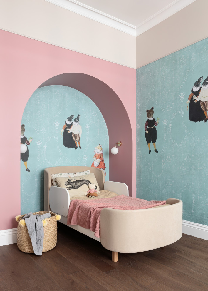 Inspiration för mellanstora klassiska flickrum kombinerat med sovrum och för 4-10-åringar, med gröna väggar, mellanmörkt trägolv och brunt golv