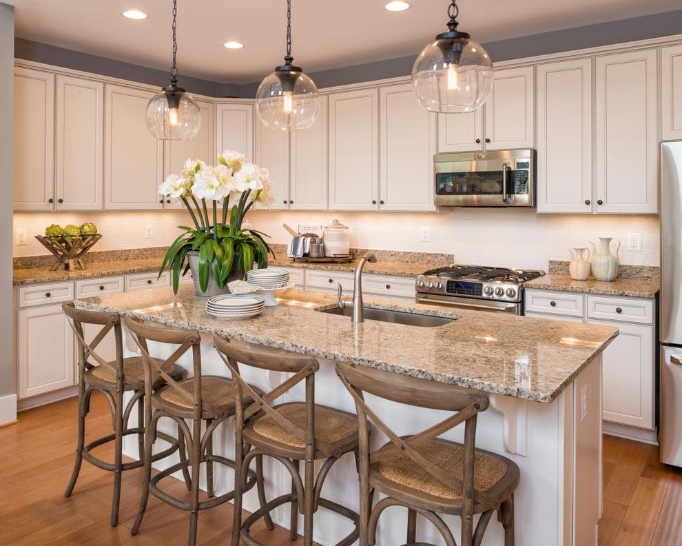 Kitchen - transitional kitchen idea in Chicago