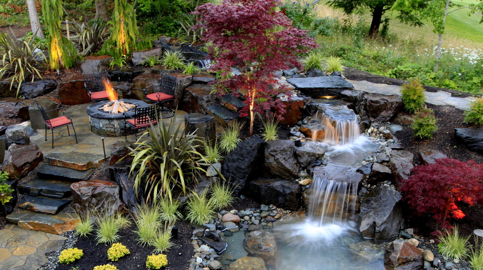 Esempio di un giardino chic con una cascata
