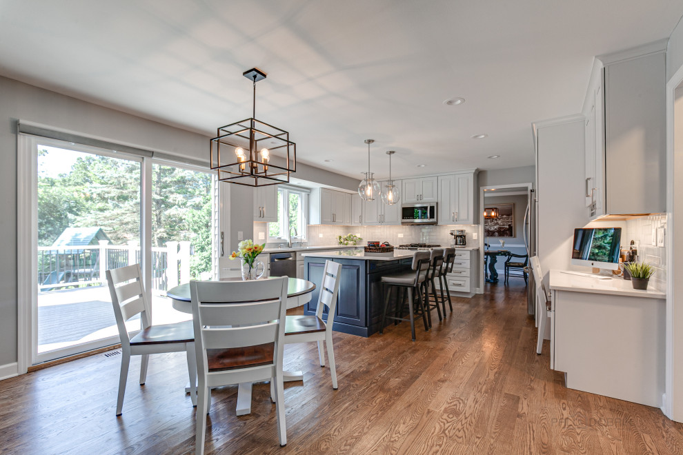 Example of a transitional kitchen design in Chicago