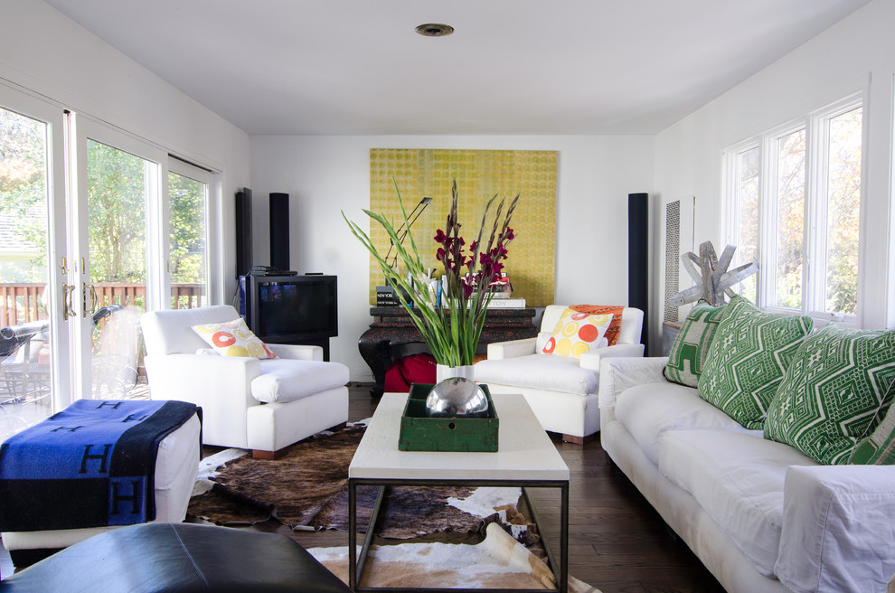 This is an example of an eclectic living room in San Francisco with white walls.