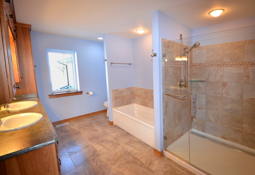 Bathroom - rustic bathroom idea in Milwaukee