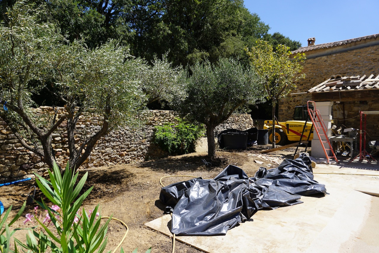 une maison avec piscine à Uzes