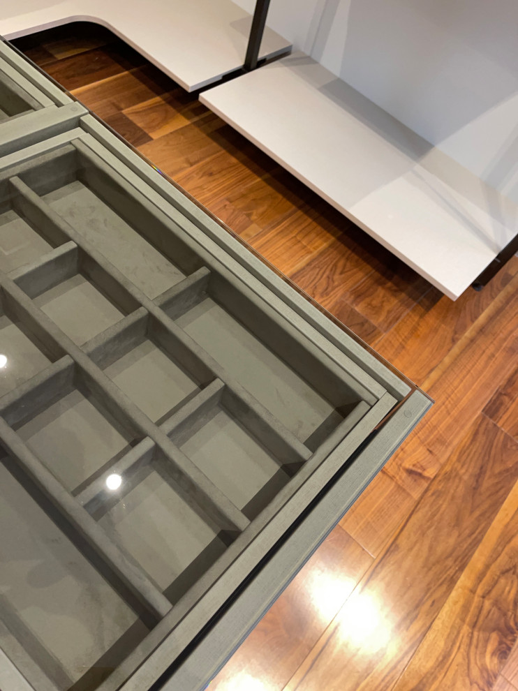 Распашной шкаф с системой RPE raumplus и Гардеробная система UNO raumplus