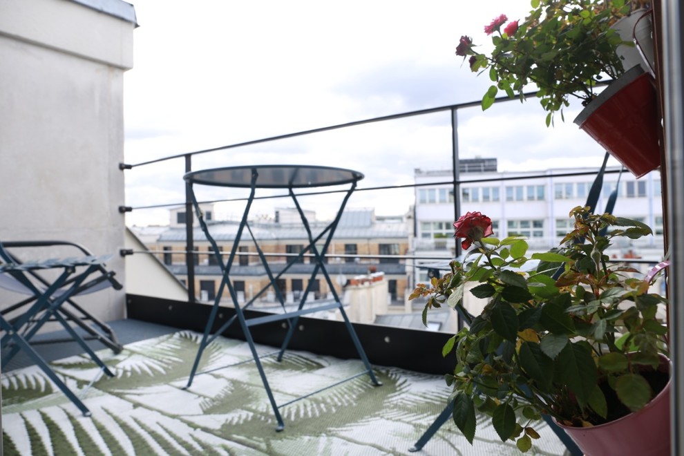 Design ideas for a small modern balcony in Paris with a container garden, metal railing and no cover.