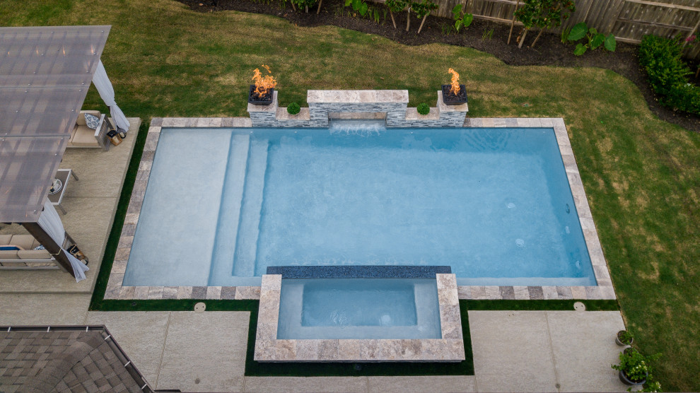 Idee per una grande piscina contemporanea rettangolare dietro casa con pedane