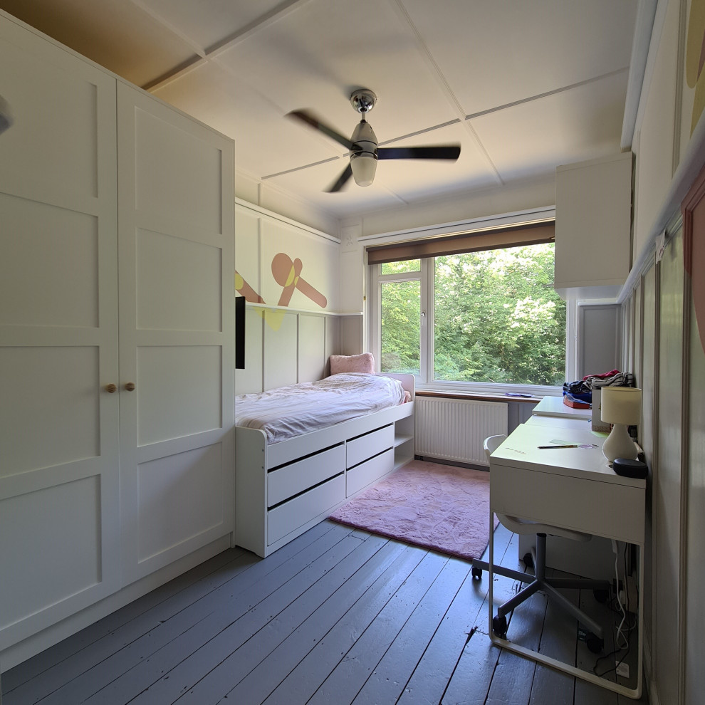 Idee per una piccola cameretta per bambini minimalista con pareti multicolore, pavimento in legno verniciato, pavimento grigio e pannellatura