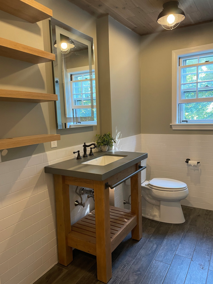 Стильный дизайн: маленькая ванная комната в стиле модернизм с открытыми фасадами, коричневыми фасадами, душем в нише, унитазом-моноблоком, белой плиткой, керамической плиткой, серыми стенами, полом из керамической плитки, душевой кабиной, врезной раковиной, столешницей из бетона, серым полом, душем с раздвижными дверями, серой столешницей, нишей, тумбой под одну раковину, напольной тумбой и деревянным потолком для на участке и в саду - последний тренд